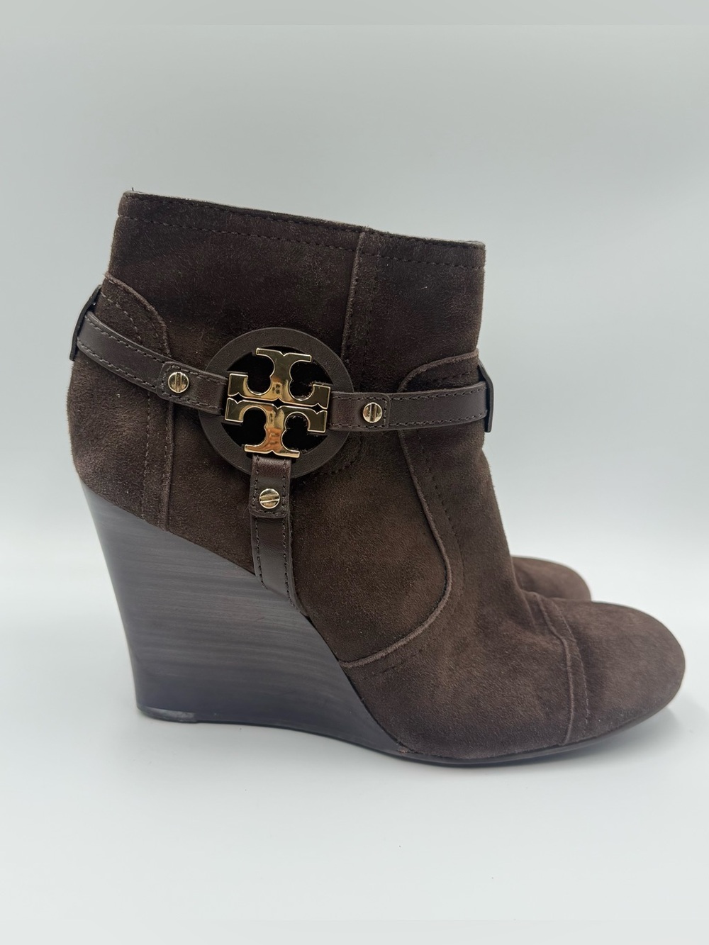 TORY BURCH Aaden brown suede gold logo detail wedge heel ankle boots size 9.5
